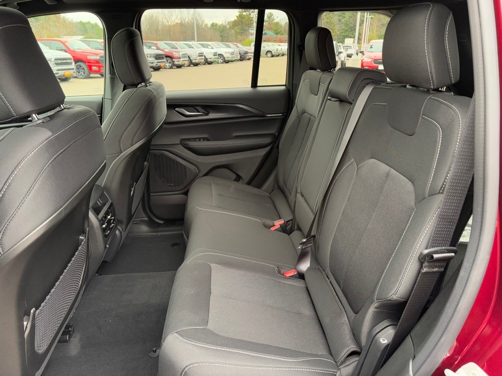 2025 Jeep Grand Cherokee GRAND CHEROKEE LAREDO X 4X4