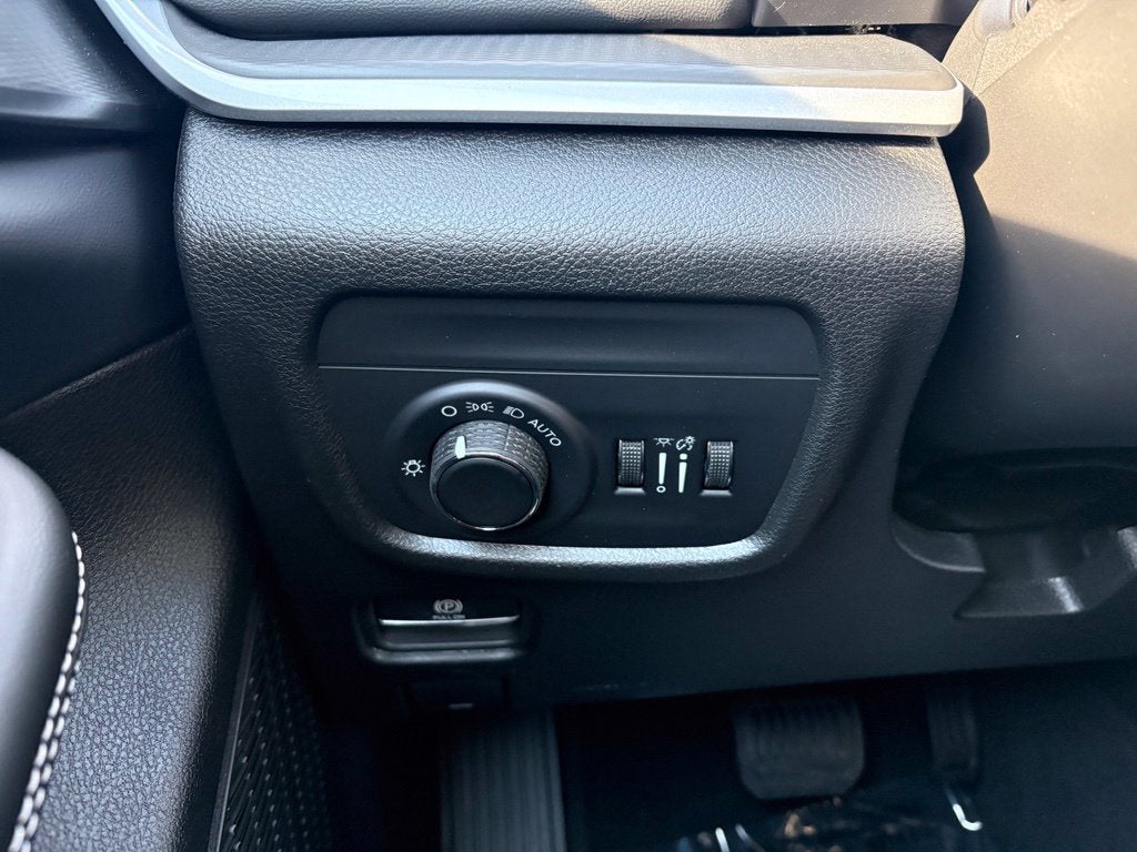 2027 Jeep Grand Cherokee GRAND CHEROKEE LAREDO 4X4