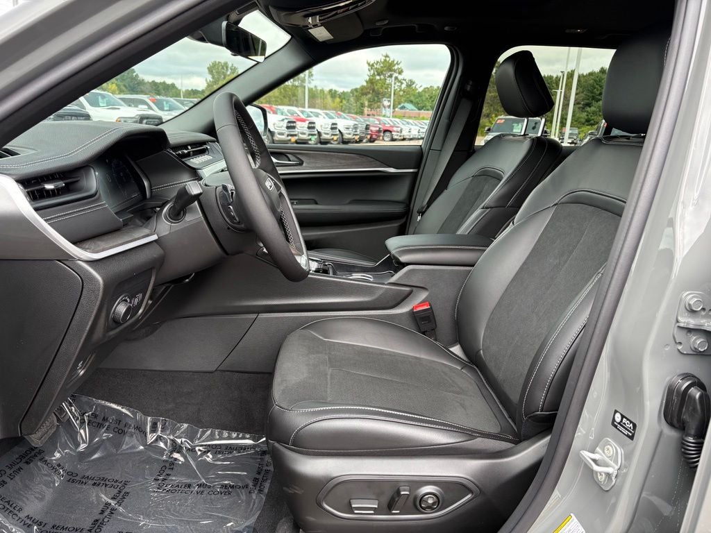 2027 Jeep Grand Cherokee Laredo Altitude