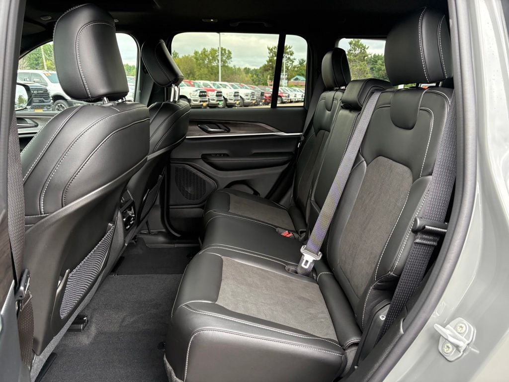 2027 Jeep Grand Cherokee Laredo Altitude
