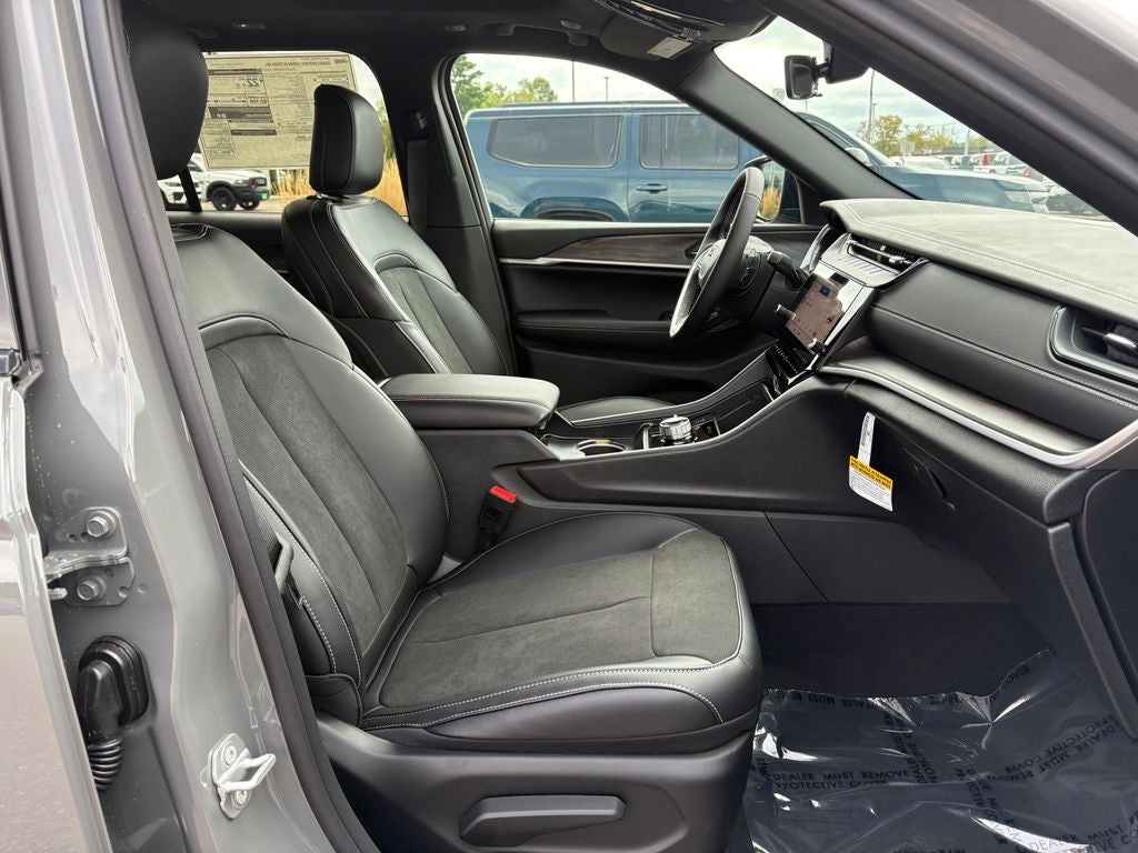 2027 Jeep Grand Cherokee Laredo Altitude