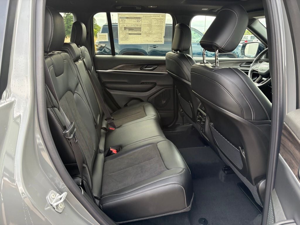2027 Jeep Grand Cherokee Laredo Altitude