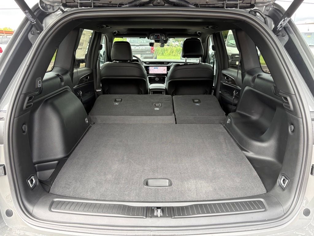 2027 Jeep Grand Cherokee Laredo Altitude