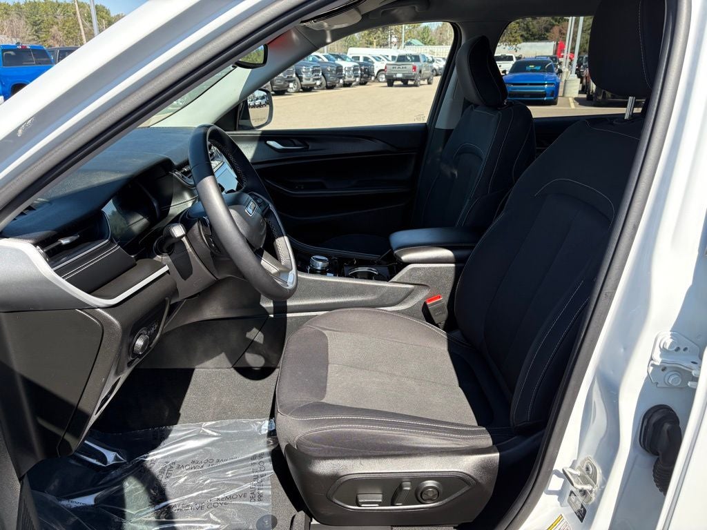 2023 Jeep Grand Cherokee L Laredo 4x4