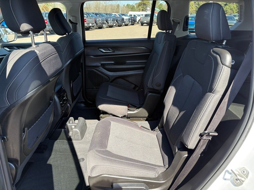 2023 Jeep Grand Cherokee L Laredo 4x4