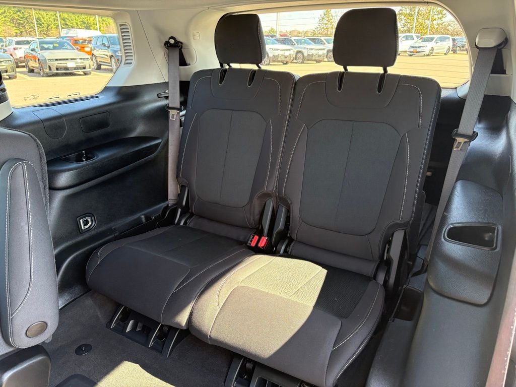 2023 Jeep Grand Cherokee L Laredo 4x4