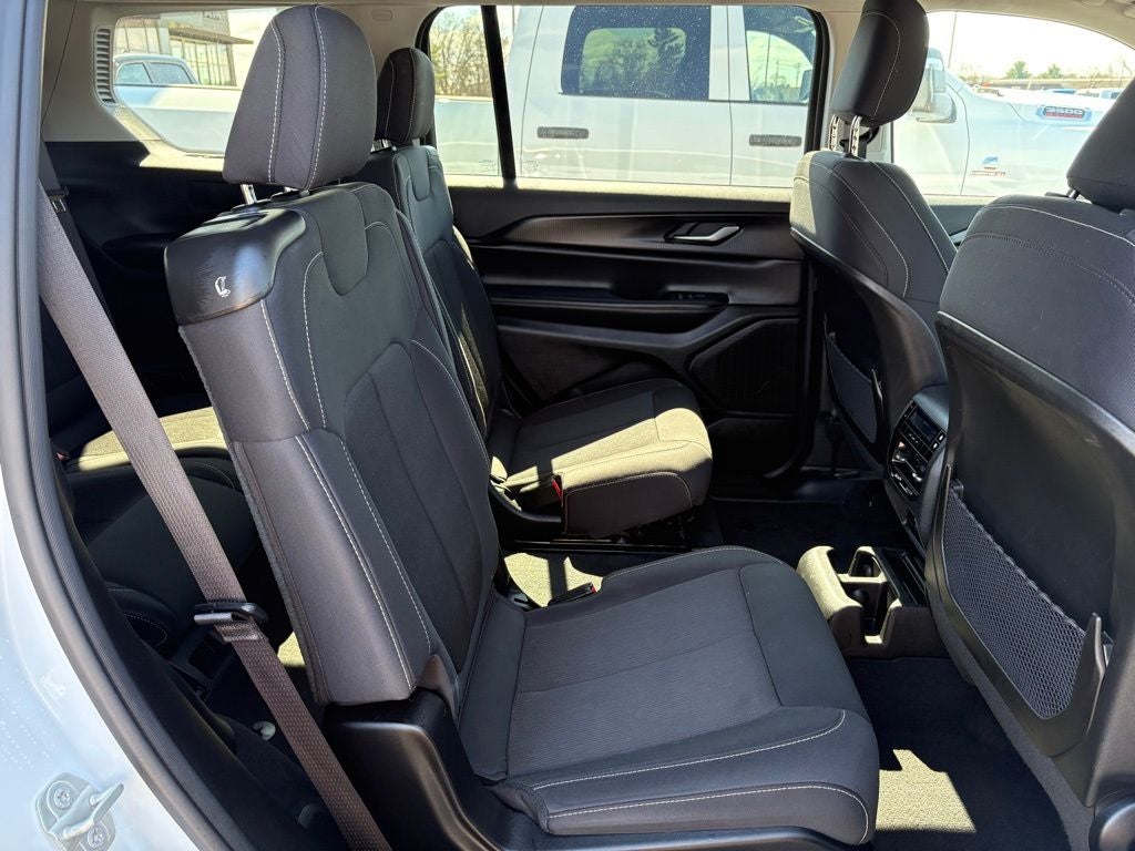 2023 Jeep Grand Cherokee L Laredo 4x4