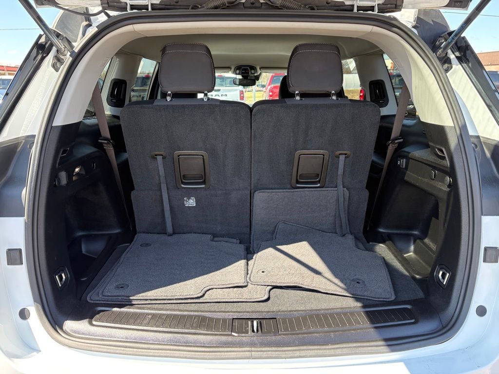 2023 Jeep Grand Cherokee L Laredo 4x4