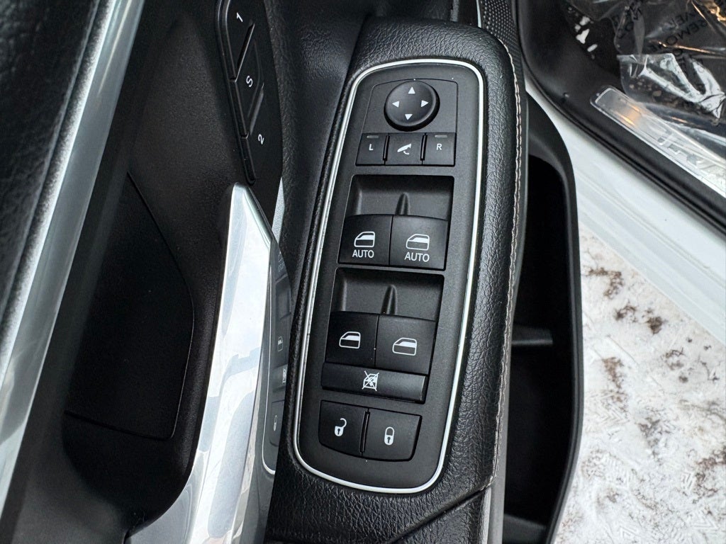 2022 RAM 1500 Laramie Crew Cab 4x4 5'7' Box