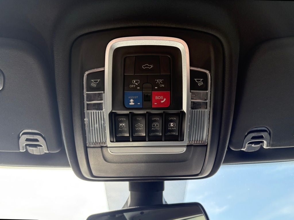 2020 RAM 1500 Laramie Crew Cab 4x4 5'7' Box