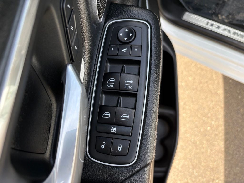 2020 RAM 1500 Laramie Crew Cab 4x4 5'7' Box