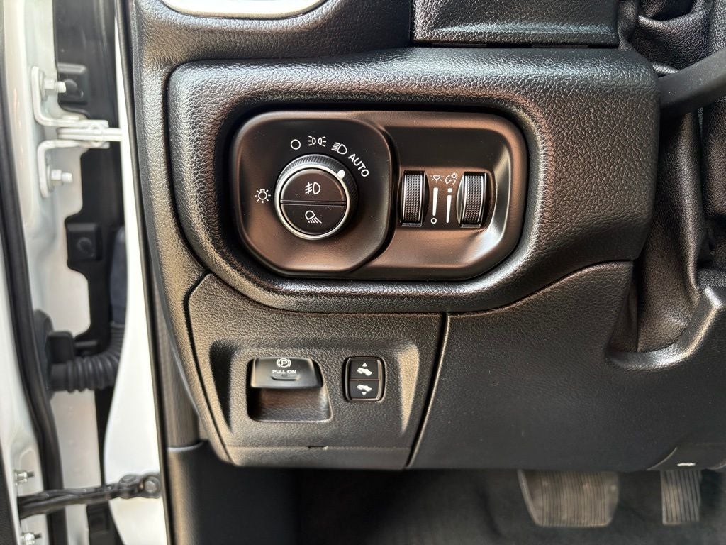 2020 RAM 1500 Laramie Crew Cab 4x4 5'7' Box