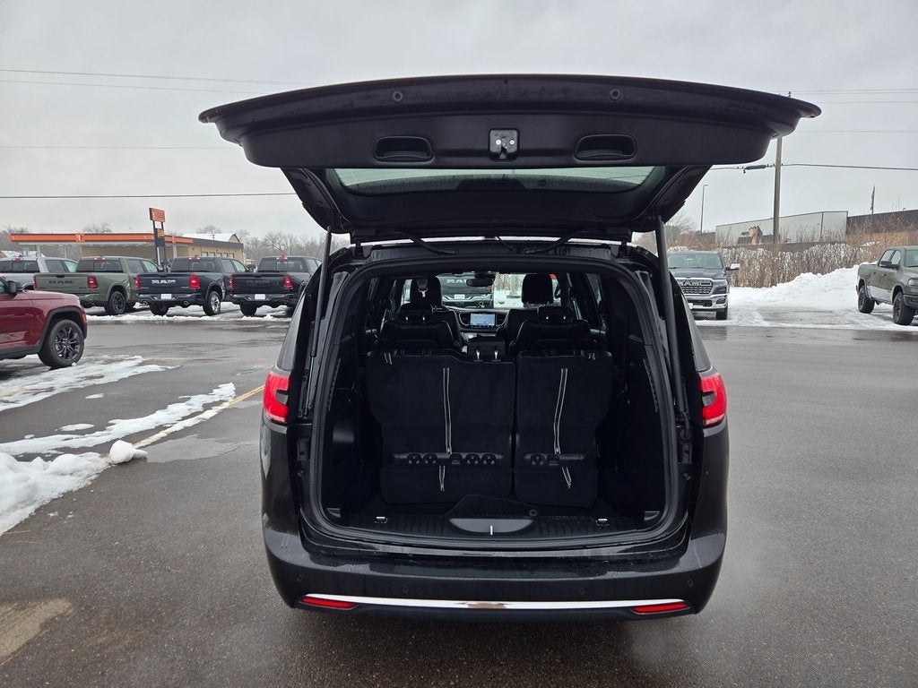 2025 Chrysler Pacifica Select