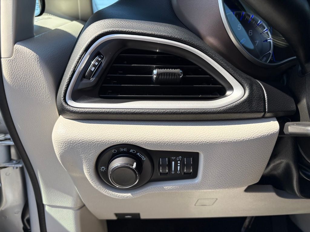 2023 Chrysler Voyager LX