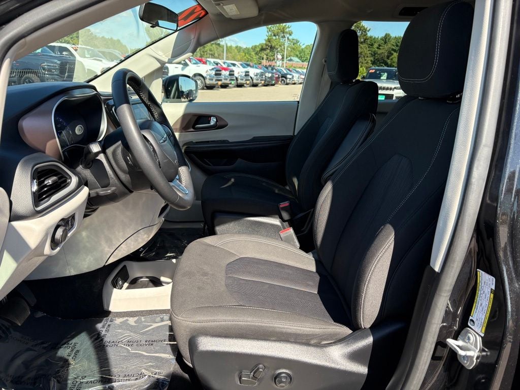 2022 Chrysler Voyager LX