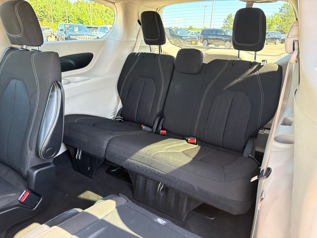 2022 Chrysler Voyager LX