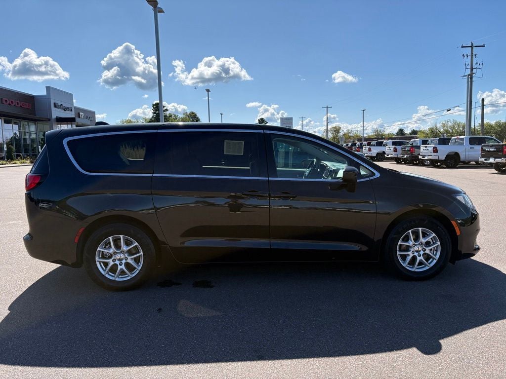 2022 Chrysler Voyager LX