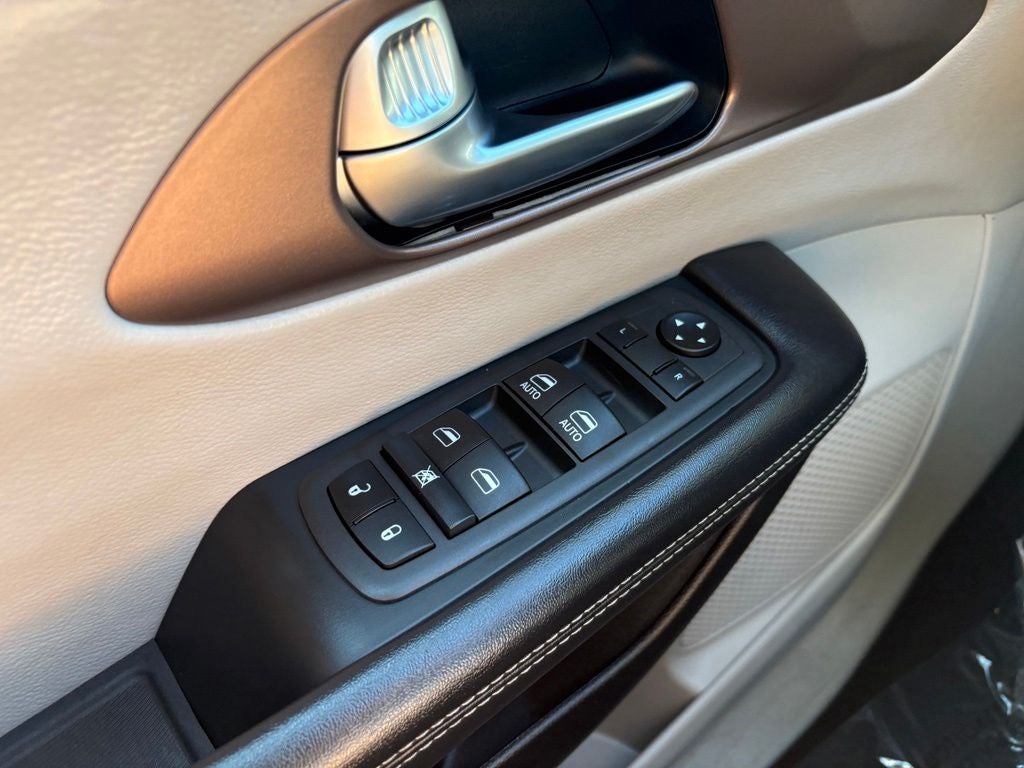 2022 Chrysler Voyager LX