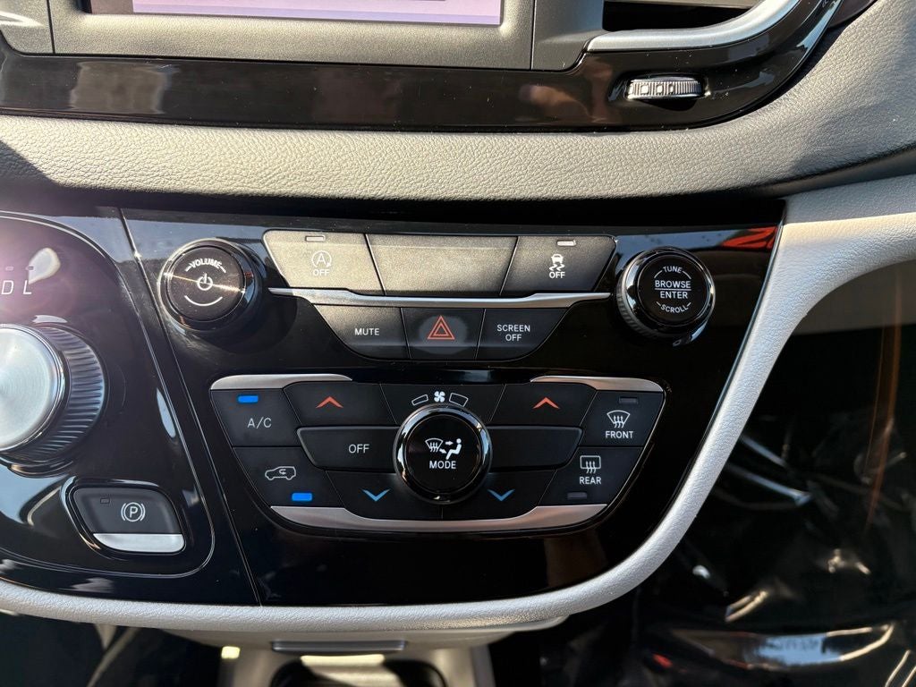 2022 Chrysler Voyager LX