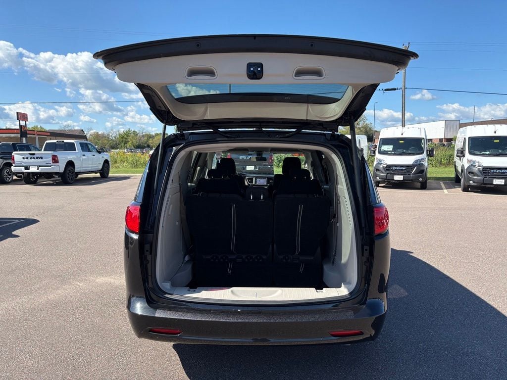 2022 Chrysler Voyager LX