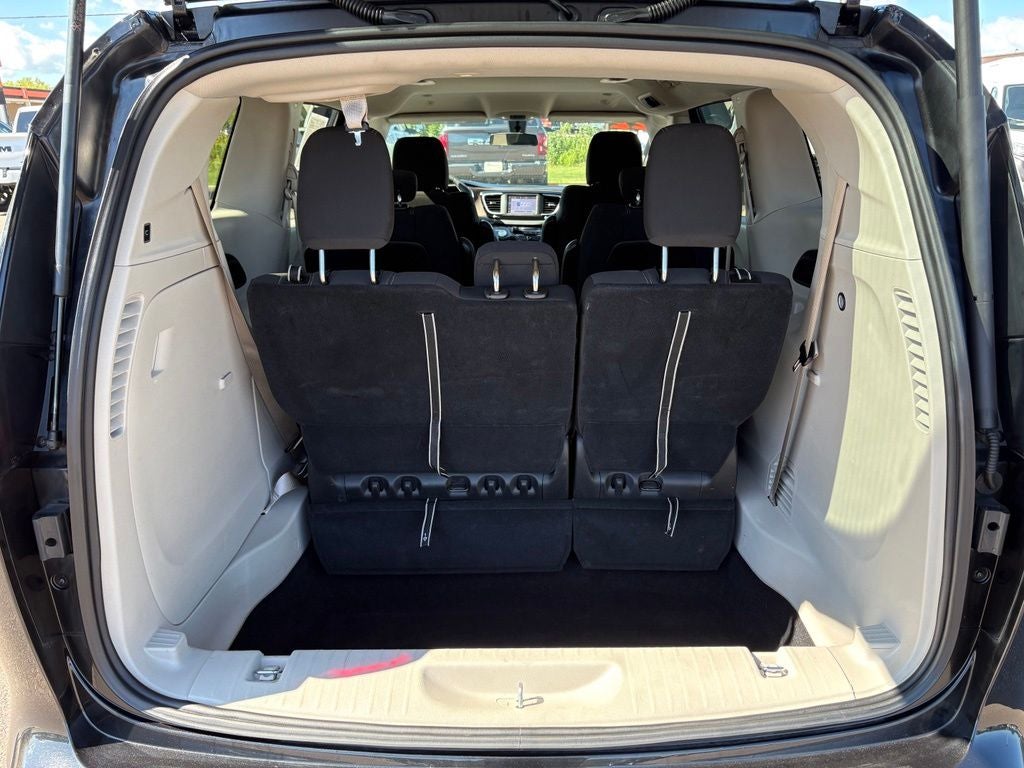 2022 Chrysler Voyager LX