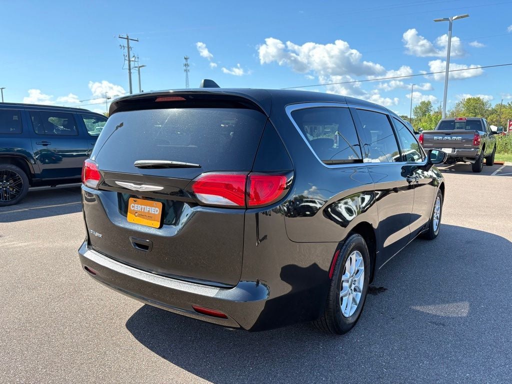 2022 Chrysler Voyager LX