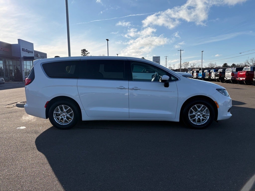 2023 Chrysler Voyager LX