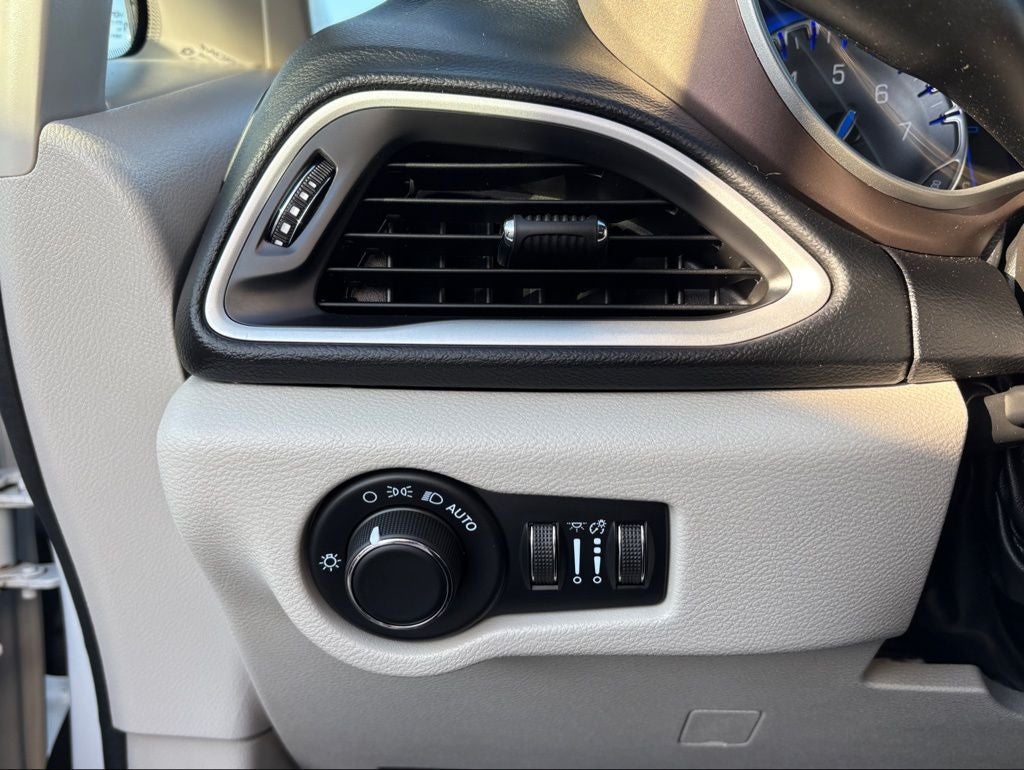 2023 Chrysler Voyager LX