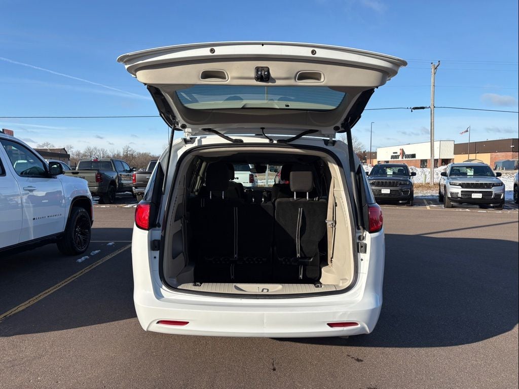 2023 Chrysler Voyager LX