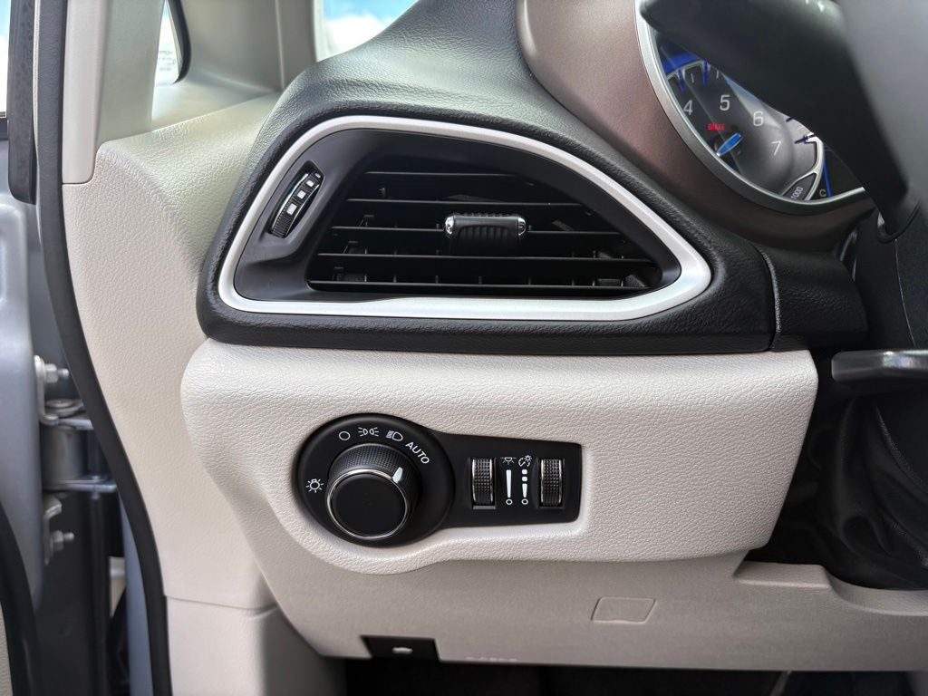 2023 Chrysler Voyager LX