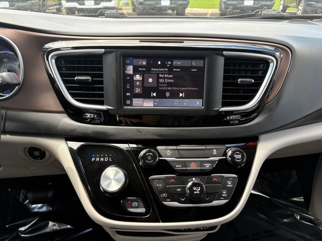 2023 Chrysler Voyager LX