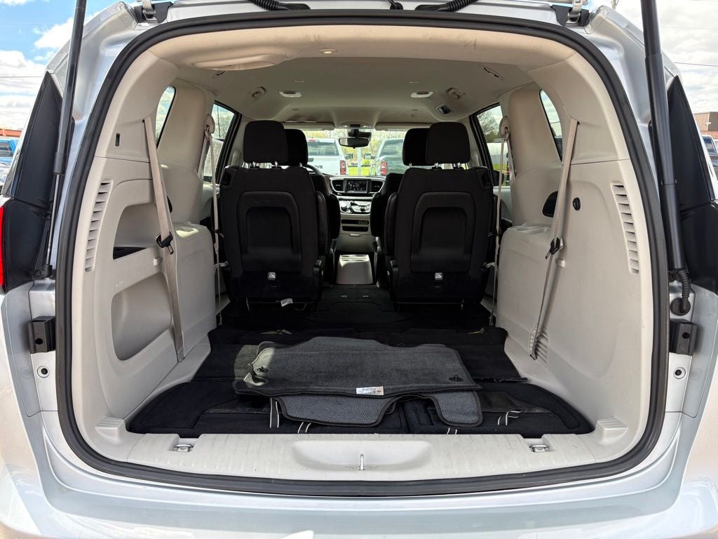 2023 Chrysler Voyager LX
