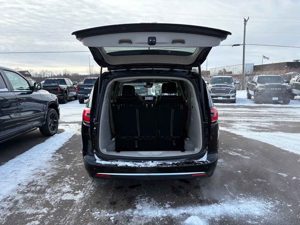 2024 Chrysler Pacifica Hybrid Select
