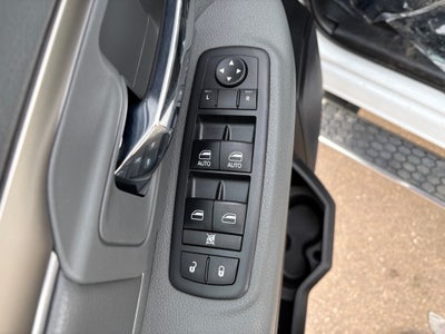 2017 RAM 3500 SLT Crew Cab 4x4 8' Box