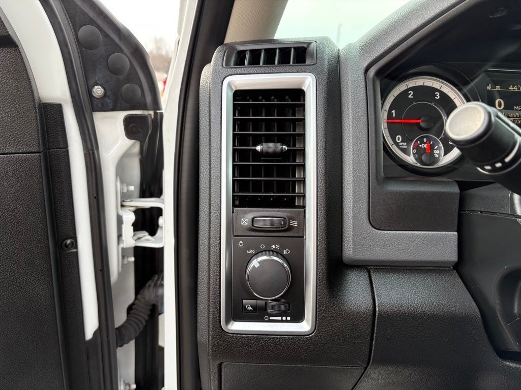 2017 RAM 3500 SLT Crew Cab 4x4 8' Box